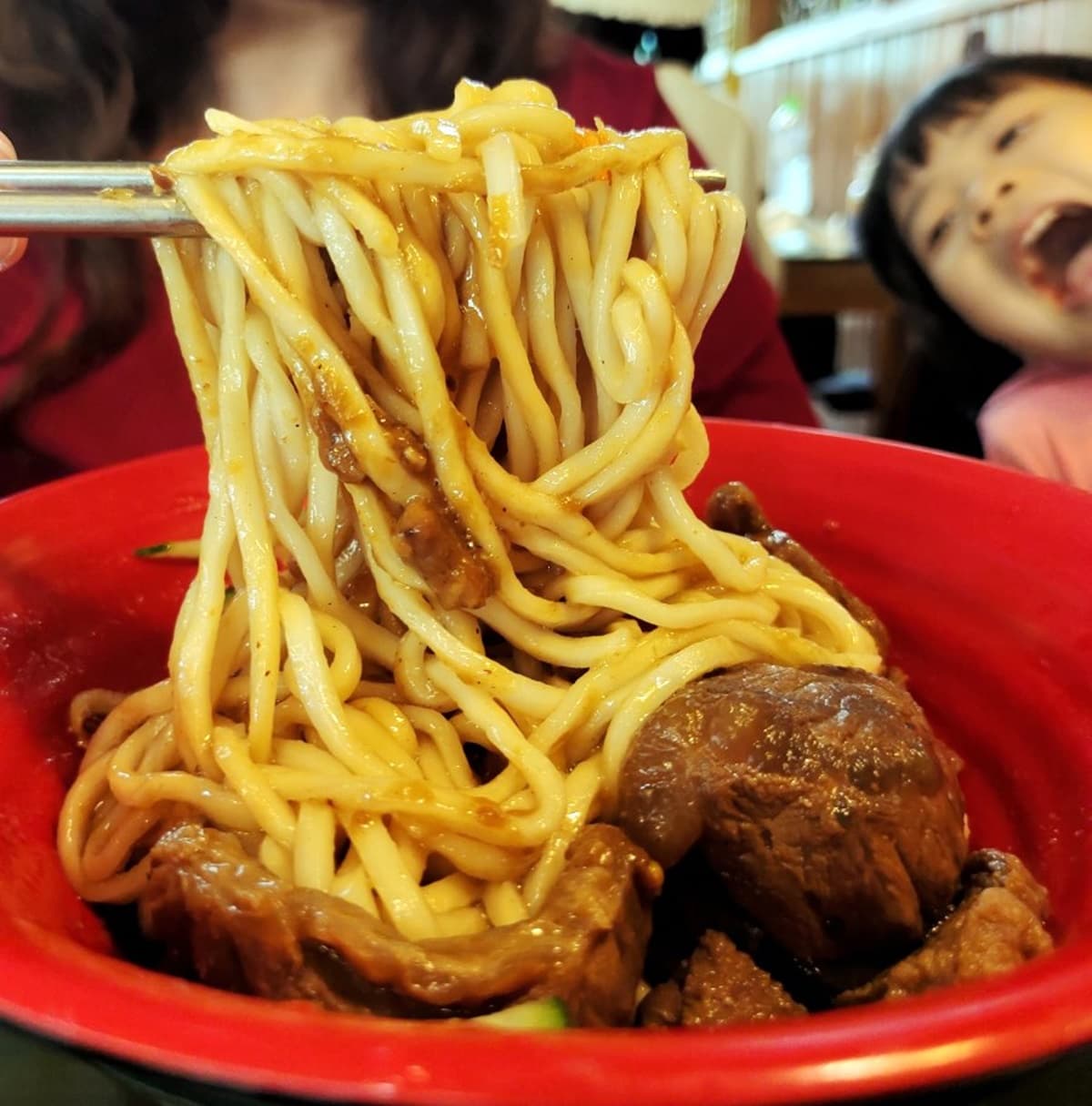 最低70元開吃！「高CP值牛肉麵」免費加湯、加麵吃到飽，冰淇淋、咖啡無限續