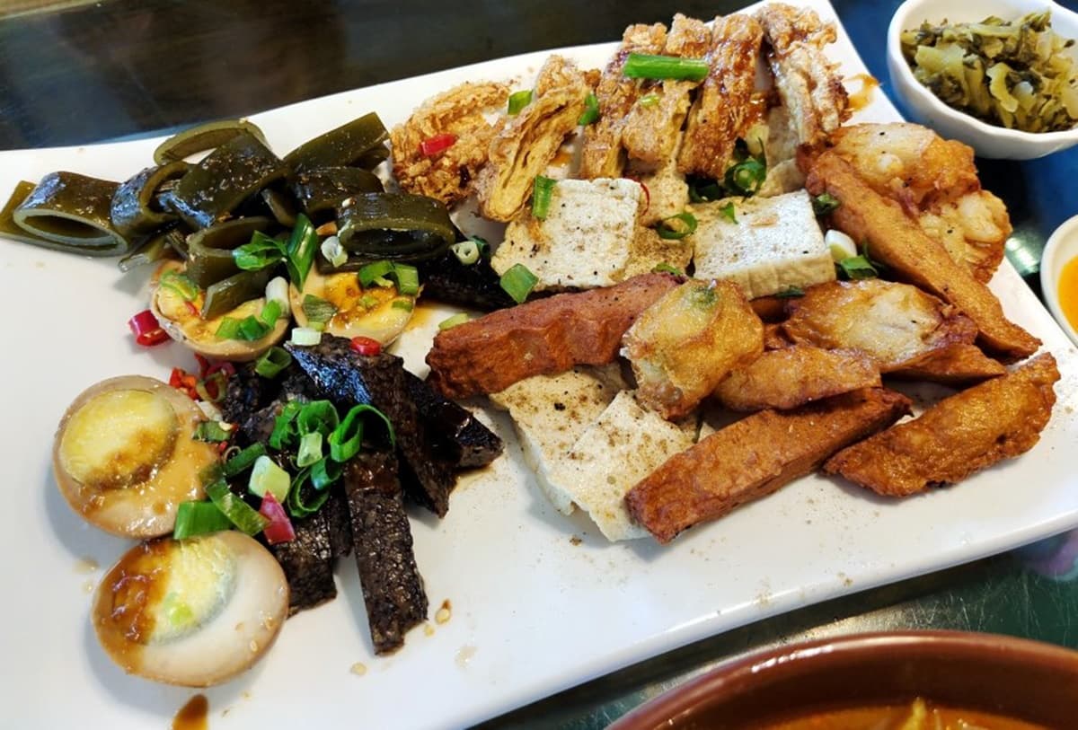 最低70元開吃！「高CP值牛肉麵」免費加湯、加麵吃到飽，冰淇淋、咖啡無限續