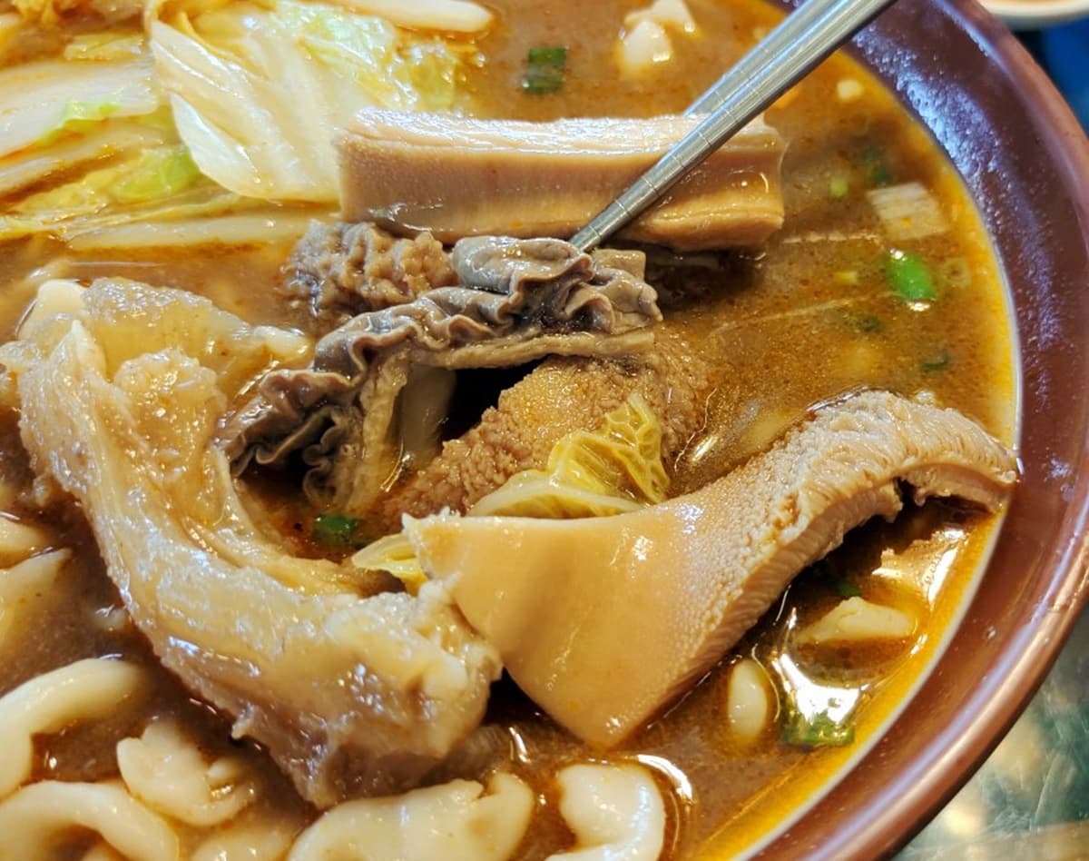 最低70元開吃！「高CP值牛肉麵」免費加湯、加麵吃到飽，冰淇淋、咖啡無限續