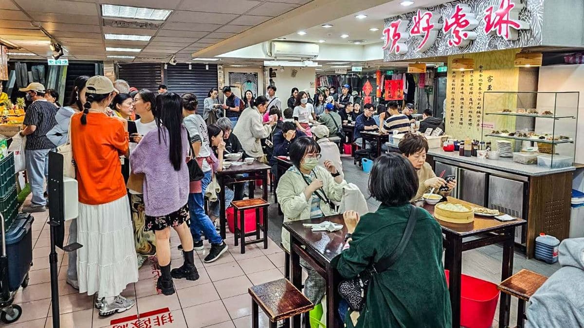 「頂好紫琳蒸餃館」是東區平價的超人氣美食。（圖片來源：大手牽小手。玩樂趣）