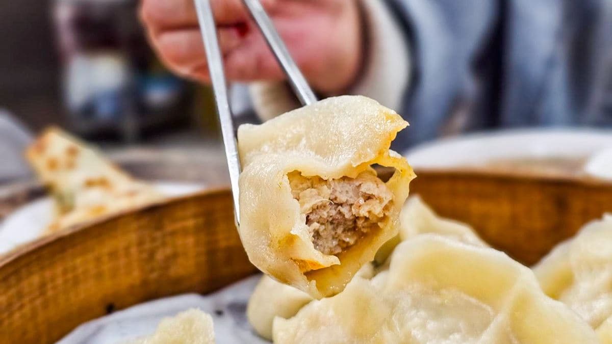 「鮮肉蒸餃」肉餡是走清爽路線，裡面的高麗菜相當甜脆。（圖片來源：大手牽小手。玩樂趣）