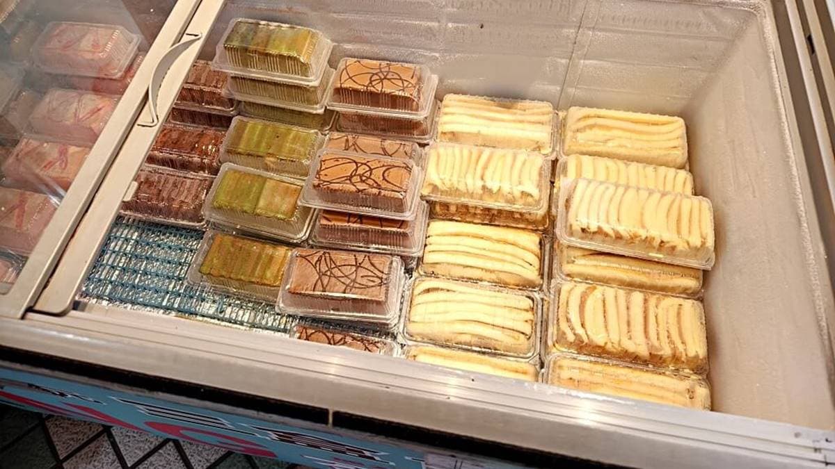 冷藏櫃有多款蛋糕可挑選，每日供應的品項都會公告在粉專。（圖片來源：Darren蘋果樹旅遊玩樂誌）