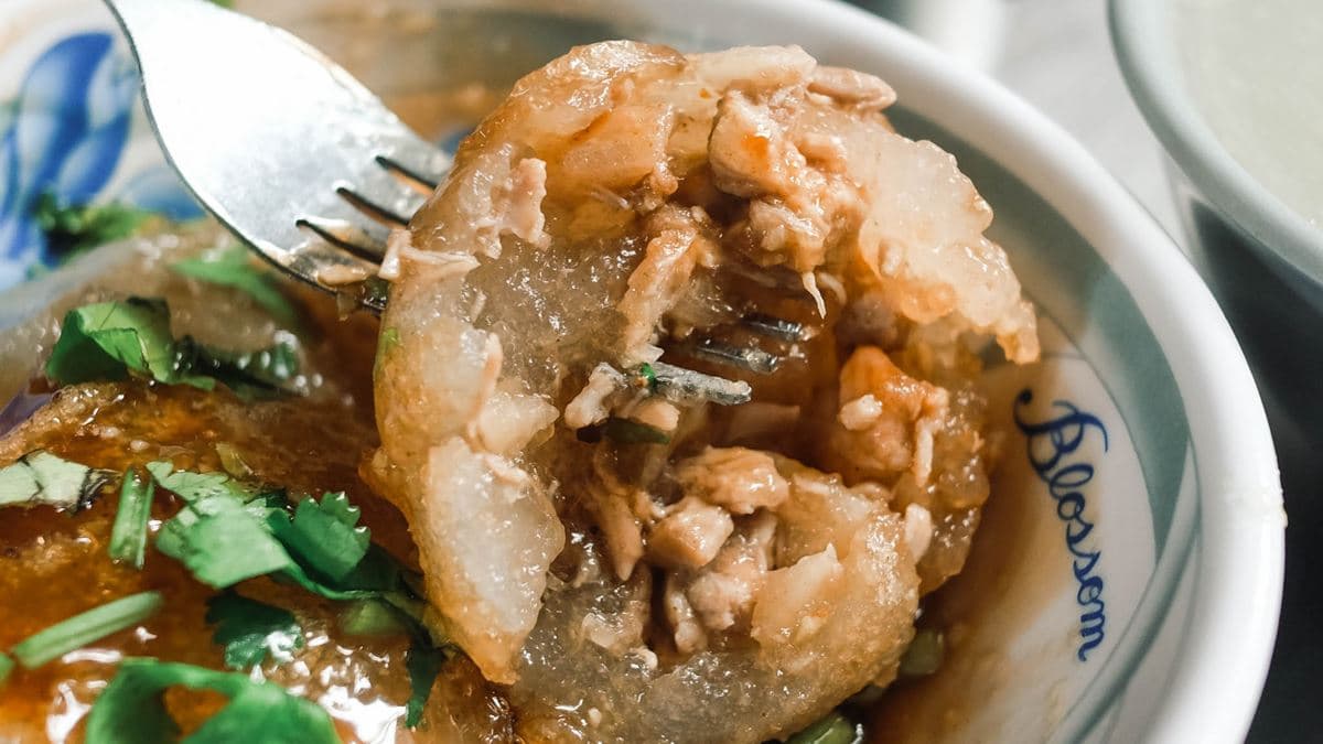 肉丸的特製鹹甜醬汁與蒜泥非常提味。（圖片來源：高雄美食地圖）