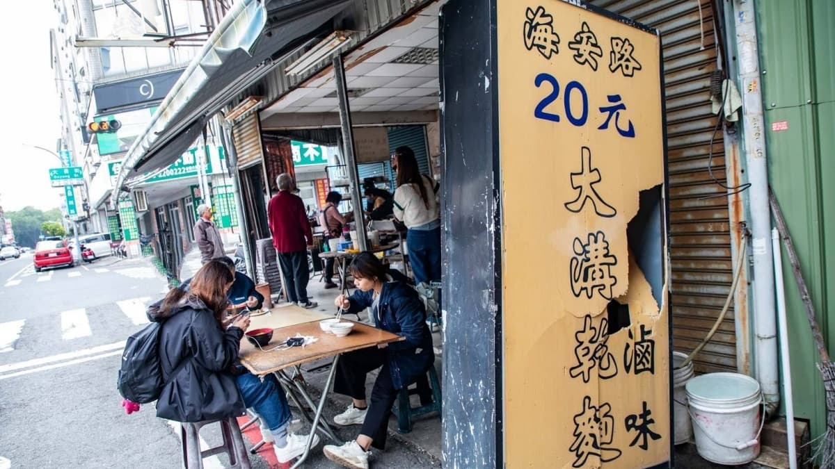 「大溝乾麵」位於郡西路和大勇街轉角處，有簡單的內用區可使用。（圖片來源：大手牽小手。玩樂趣）