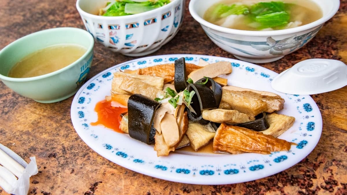 滷味每樣只要５～15元，來吃麵的客人也都會夾個幾樣配著吃。（圖片來源：大手牽小手。玩樂趣）