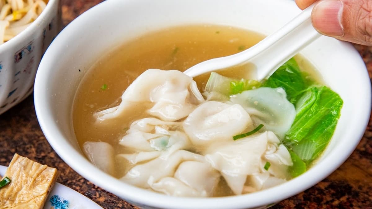 「扁食湯」給了５顆餛飩，個頭都不算小，湯頭則是清甜的大骨湯。（圖片來源：大手牽小手。玩樂趣）