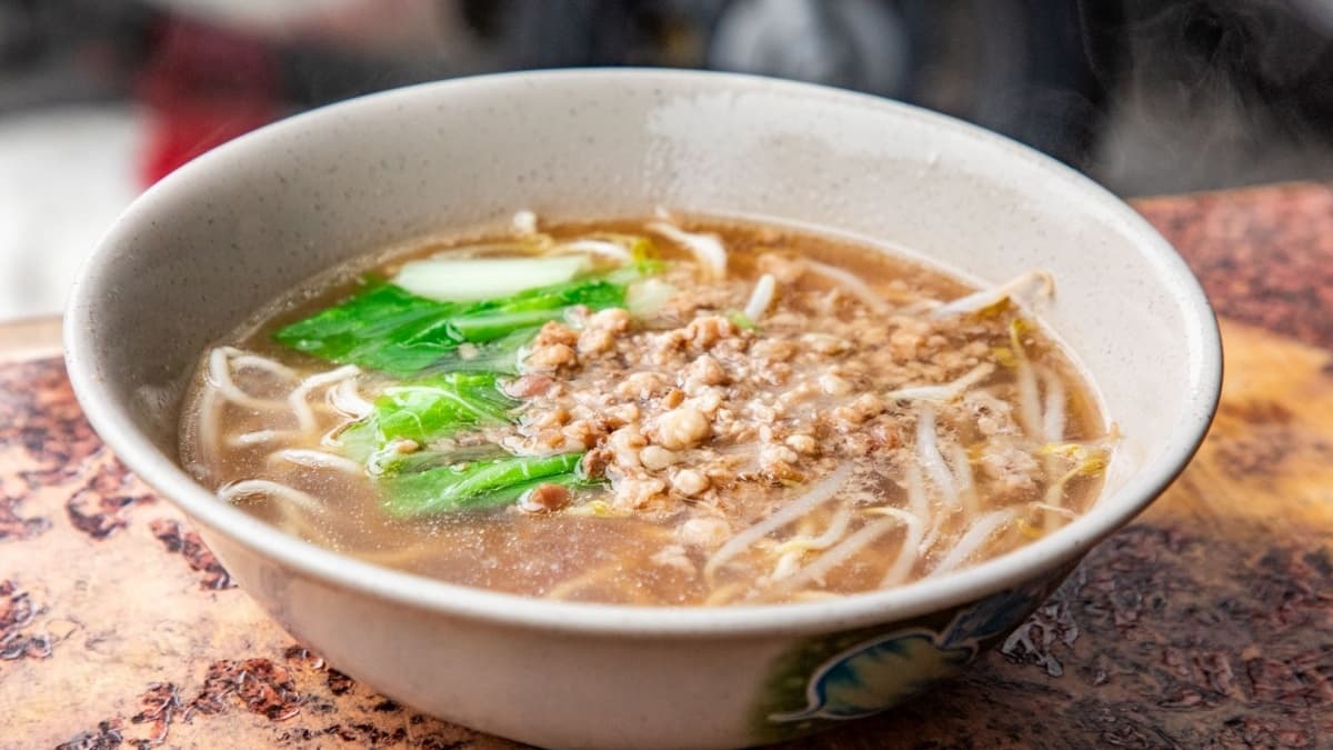 「湯麵」淋上滿滿肉燥香氣四溢。（圖片來源：大手牽小手。玩樂趣）