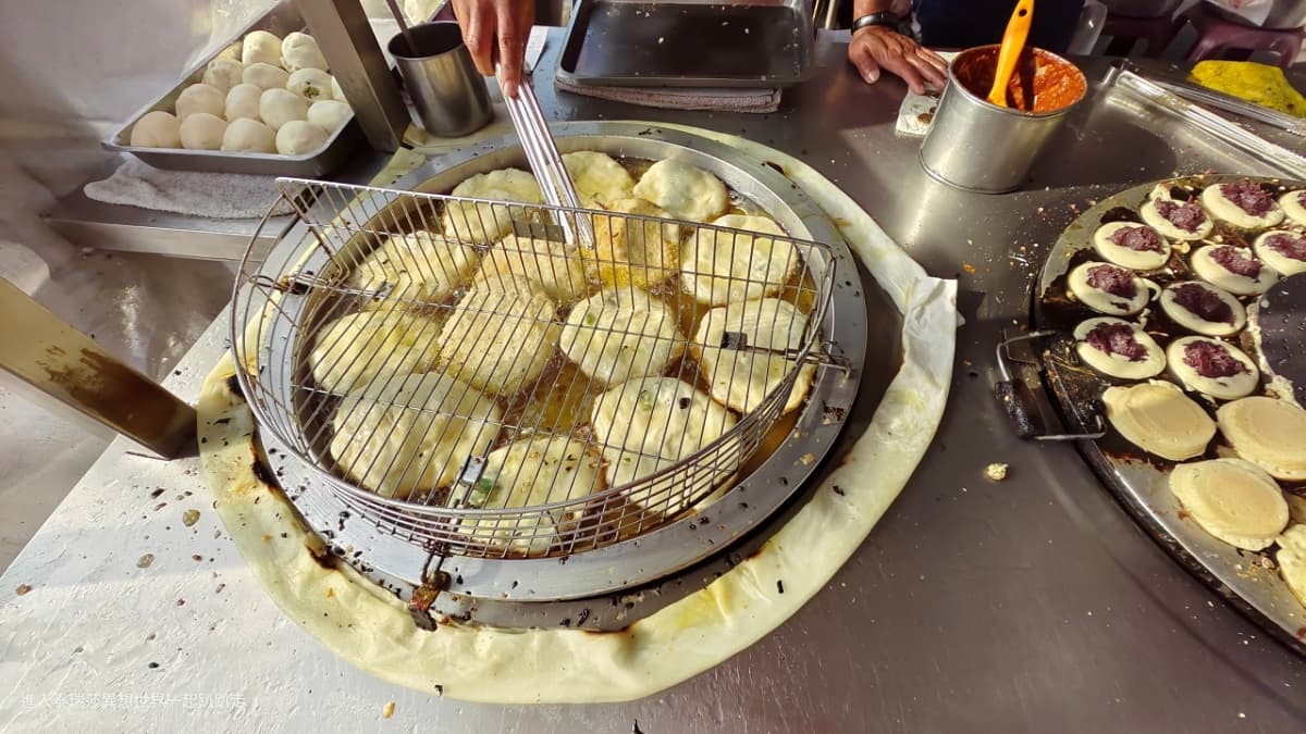 彰化超人氣小吃！必吃25元高麗菜煎餅、車輪餅，在地人推薦加１味更好吃