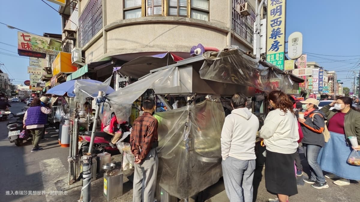 小吃攤前時常大排長龍。（圖片來源：進入泰瑞莎異想世界一起趴趴走）
