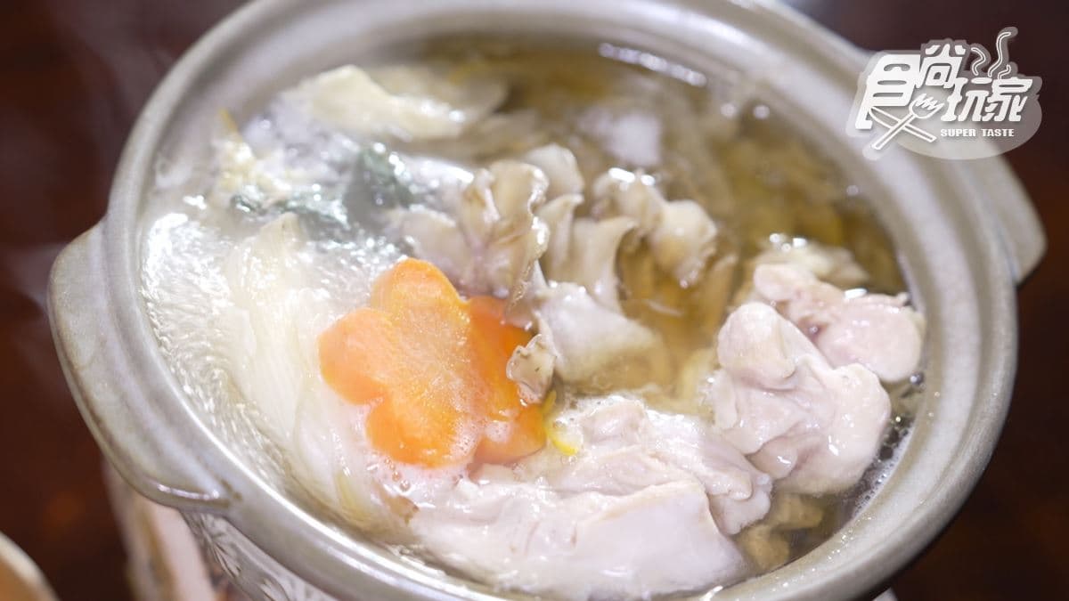 「地雞火鍋」看起來清淡，但滿夠味的，肉也很Q彈。