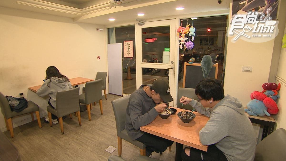 「黑。令人感動的懷舊黑色美味嫩仙草（遼寧分店）」受到不少在地人喜愛。