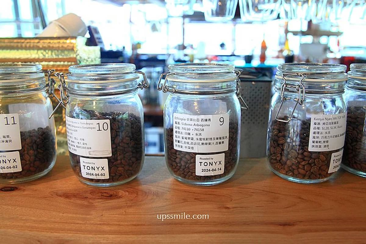 烏來「瀑布第一排」景觀咖啡廳！與世隔絕的玻璃貨櫃屋，超人氣不限時咖啡