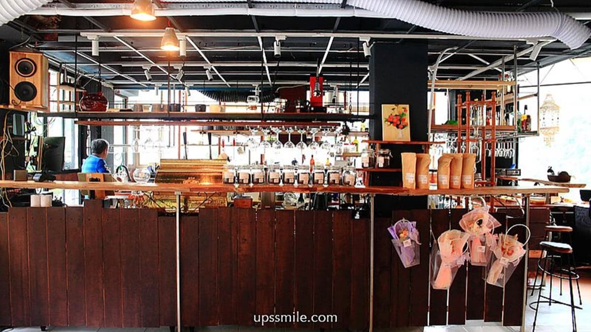 店內搭配原木家具和大理石桌面。（圖片來源：upssmile向上的微笑萍子 旅食設影）
