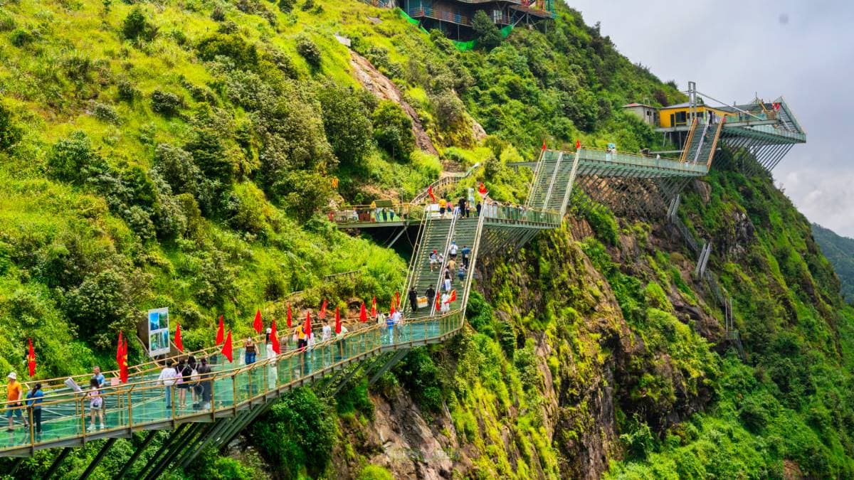 龍雲玻璃天空步道是沿著峭壁一層一層蓋上去的。（圖片來源：傳說中的挨踢部門）