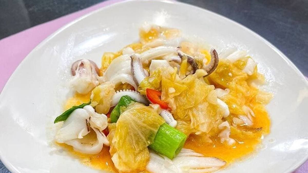 米其林指南推薦的菜色「越菜中卷」，將中卷與醃漬高麗菜一起拌炒，相當夠味。（圖片來源：米其林指南）