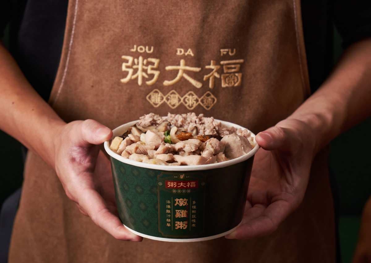 粥大福以靈魂雞湯粥為主打，還有湯麵、小菜等多種選擇，滿足多樣口味。（圖片來源：粥大福）