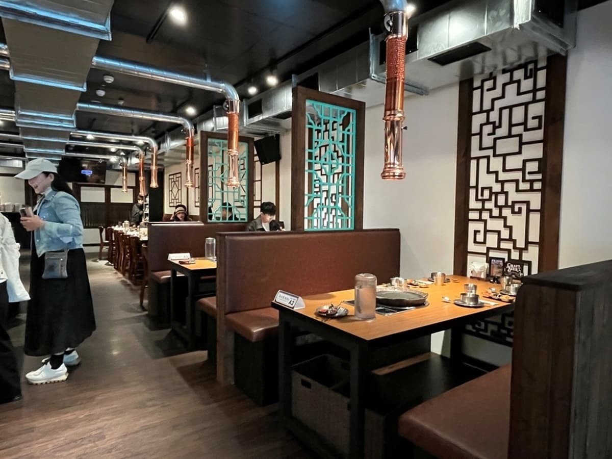 ABV全新「韓式料理」登場！450元起小菜吃到飽，必嗑爆料部隊鍋、噴汁蜂蜜炸雞