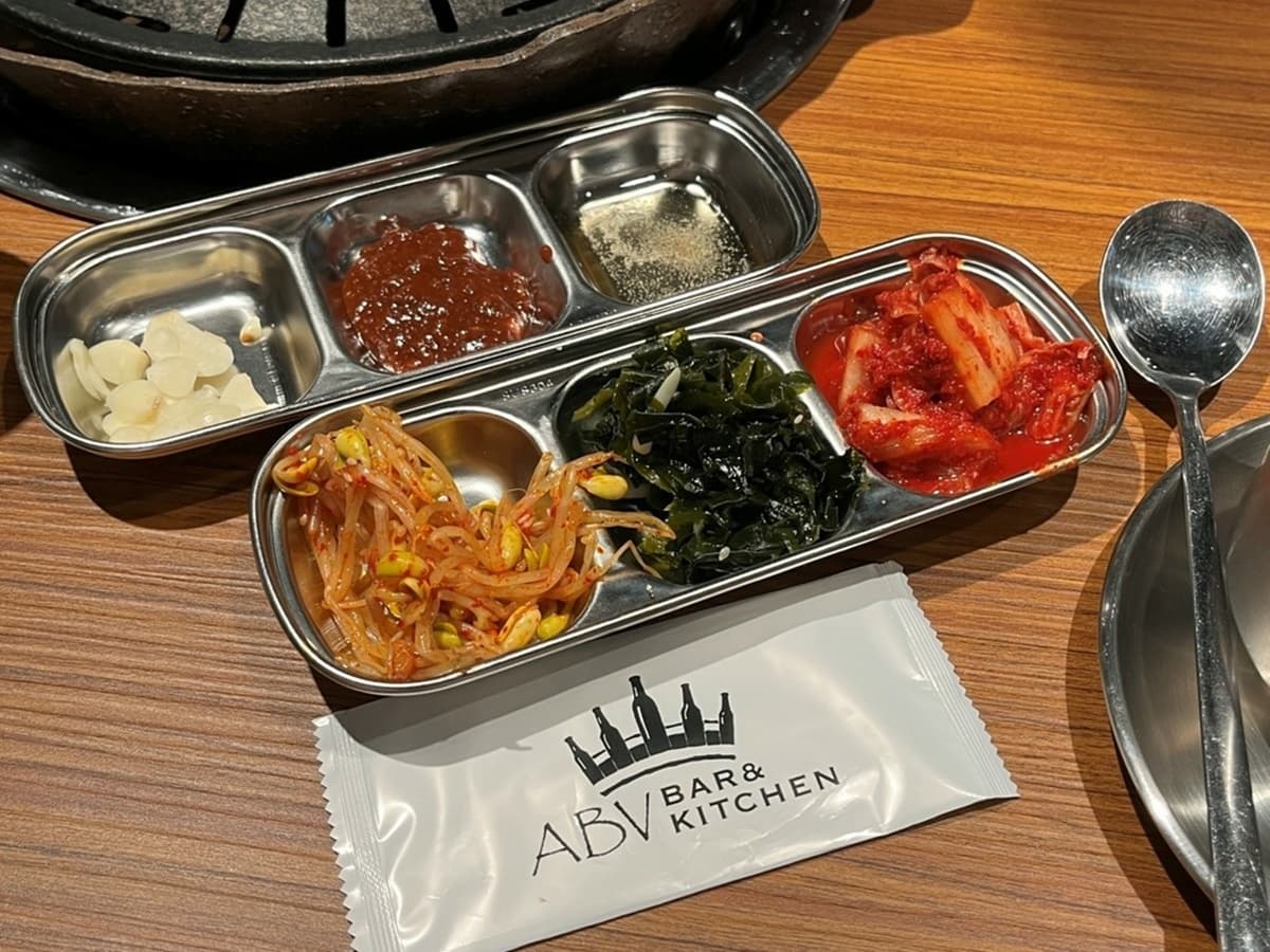 ABV全新「韓式料理」登場！450元起小菜吃到飽，必嗑爆料部隊鍋、噴汁蜂蜜炸雞
