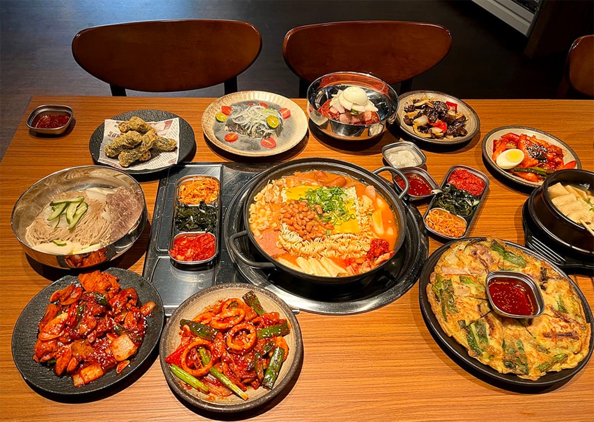 ABV全新「韓式料理」登場！450元起小菜吃到飽，必嗑爆料部隊鍋、噴汁蜂蜜炸雞