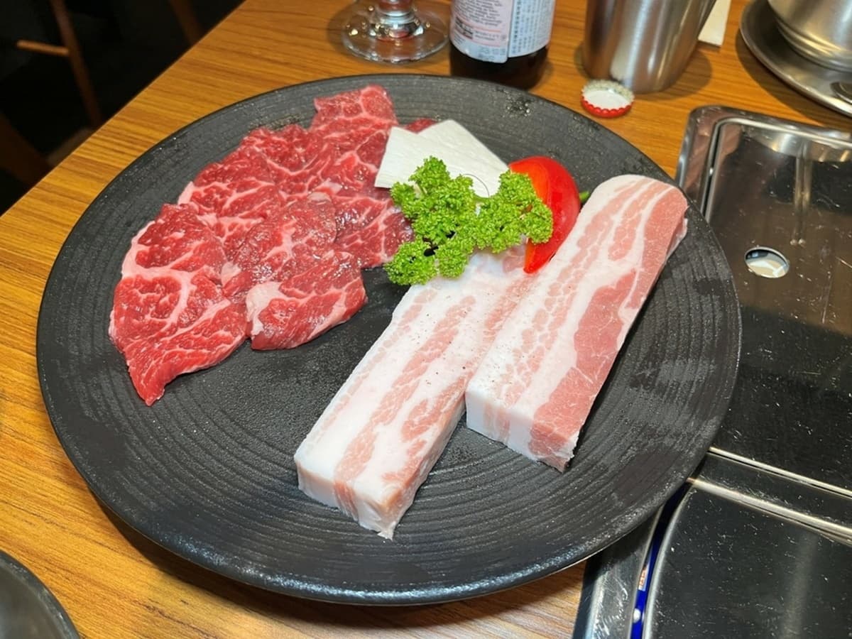 ABV全新「韓式料理」登場！450元起小菜吃到飽，必嗑爆料部隊鍋、噴汁蜂蜜炸雞
