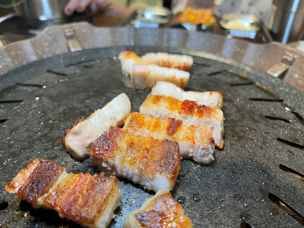 ABV全新「韓式料理」登場！450元起小菜吃到飽，必嗑爆料部隊鍋、噴汁蜂蜜炸雞