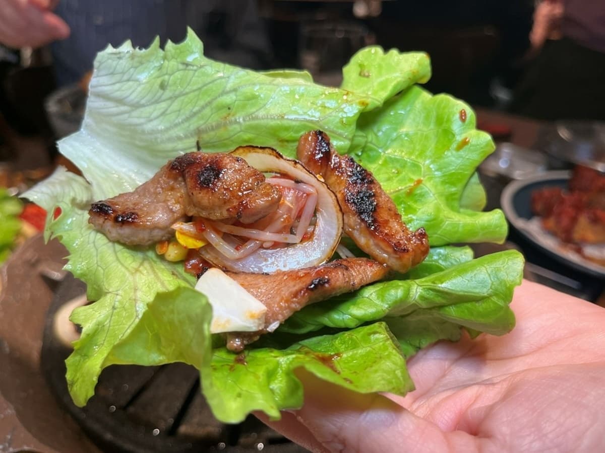 ABV全新「韓式料理」登場！450元起小菜吃到飽，必嗑爆料部隊鍋、噴汁蜂蜜炸雞