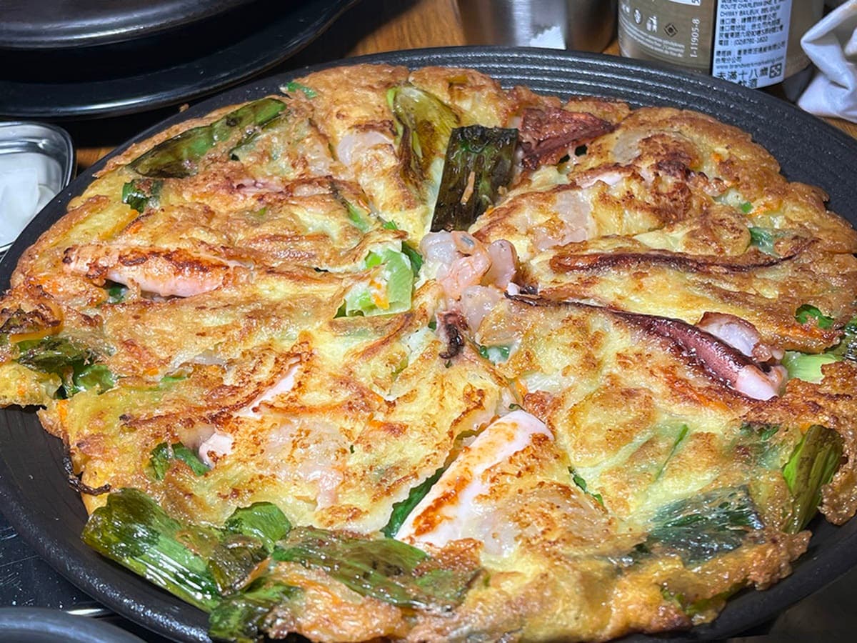 ABV全新「韓式料理」登場！450元起小菜吃到飽，必嗑爆料部隊鍋、噴汁蜂蜜炸雞