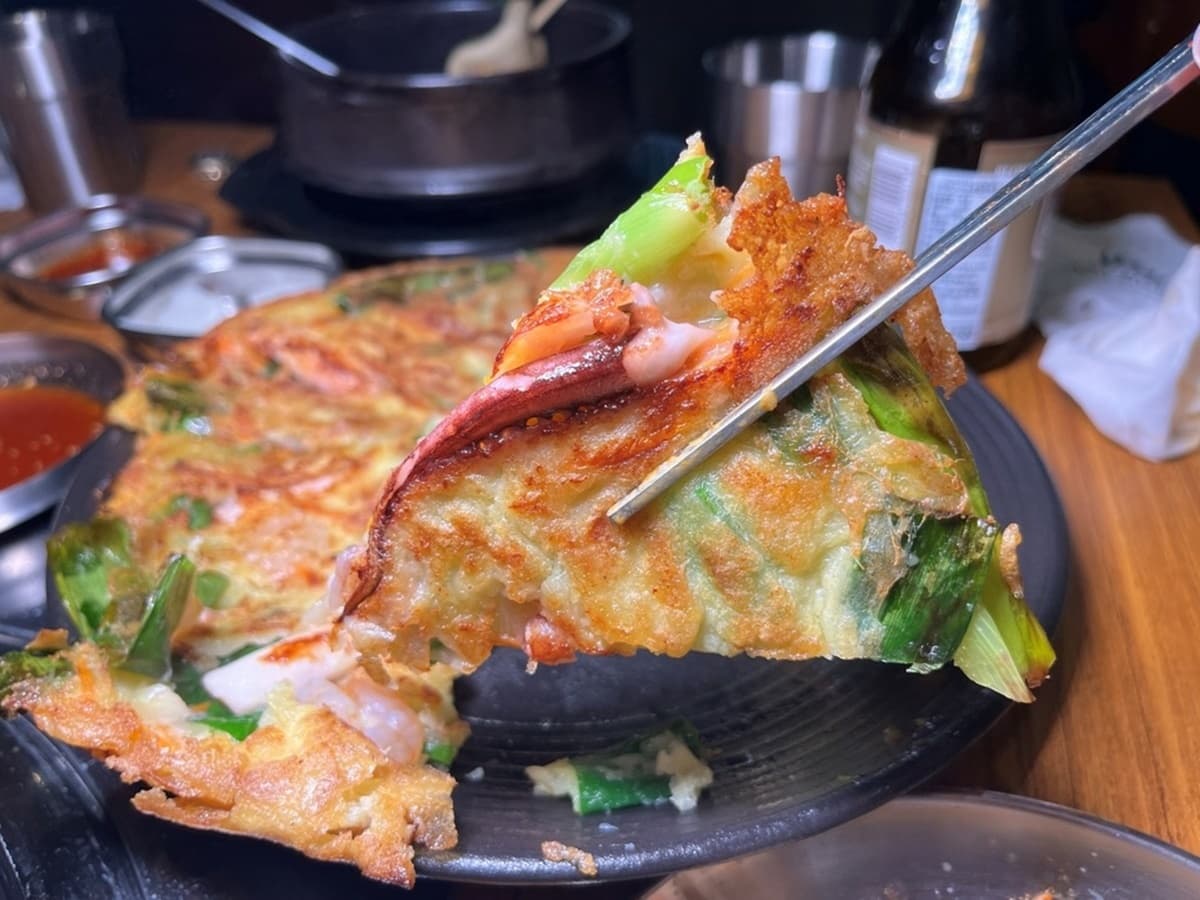 ABV全新「韓式料理」登場！450元起小菜吃到飽，必嗑爆料部隊鍋、噴汁蜂蜜炸雞