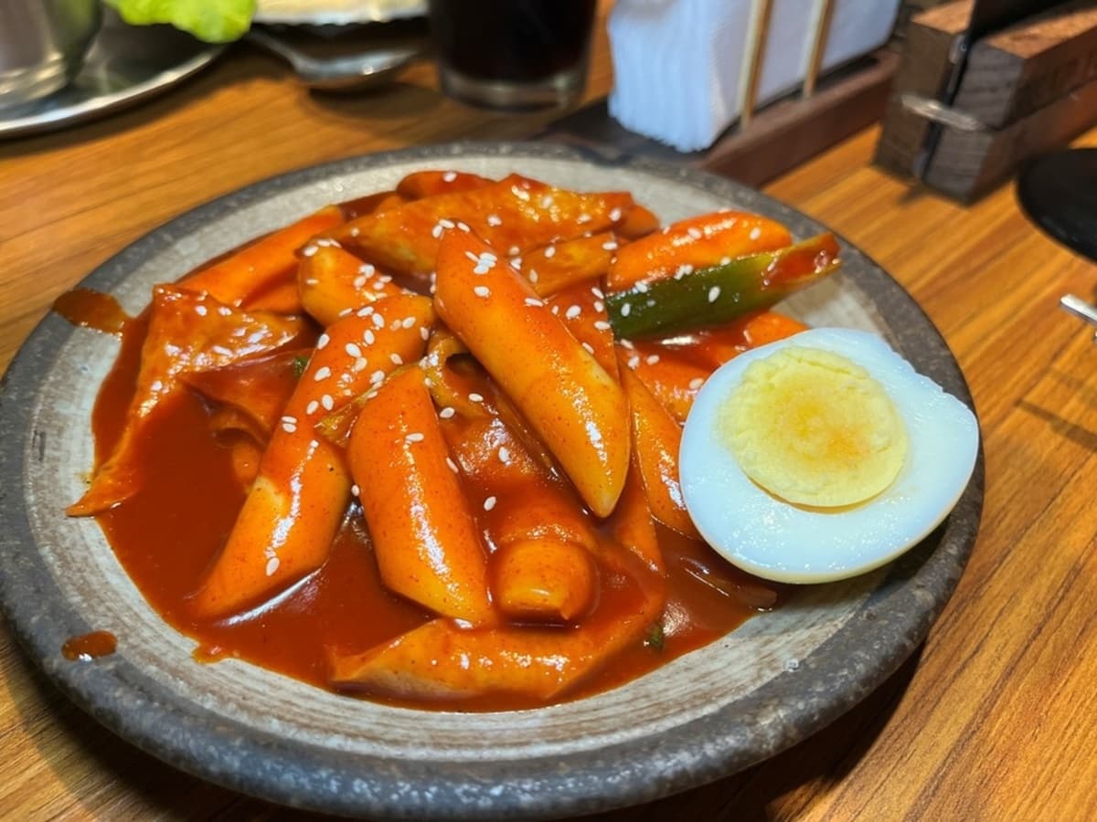 ABV全新「韓式料理」登場！450元起小菜吃到飽，必嗑爆料部隊鍋、噴汁蜂蜜炸雞