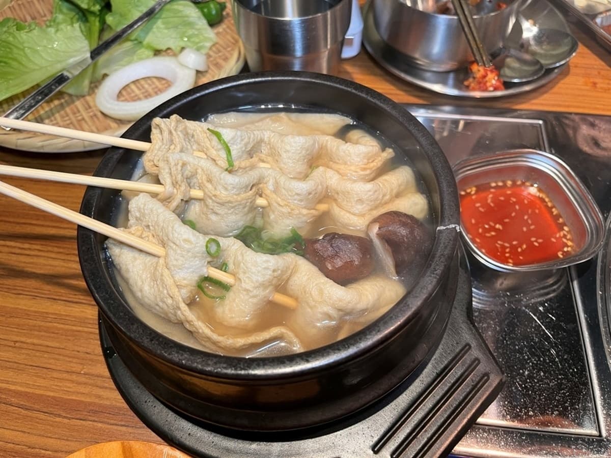 ABV全新「韓式料理」登場！450元起小菜吃到飽，必嗑爆料部隊鍋、噴汁蜂蜜炸雞
