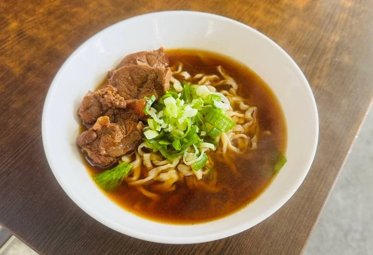 月底前天天送「100碗牛肉麵」！中部人氣麵店插旗高雄，３人同行１人免費