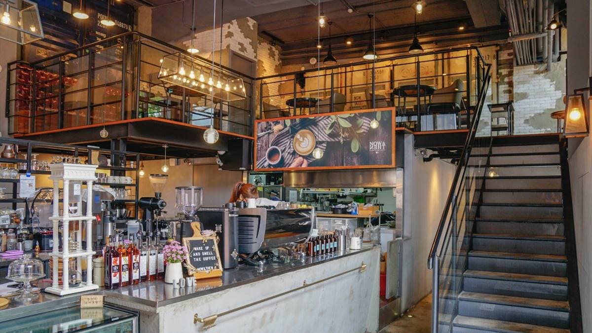 工業風的早午餐餐廳，用餐空間有２層樓。（圖片來源：美食好芃友）