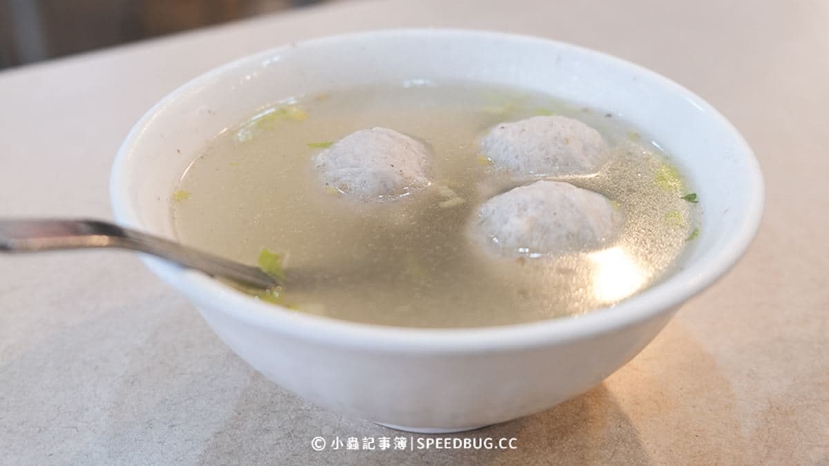 這裡也有魚丸湯可以搭著吃。（圖片來源：小蟲記事簿）