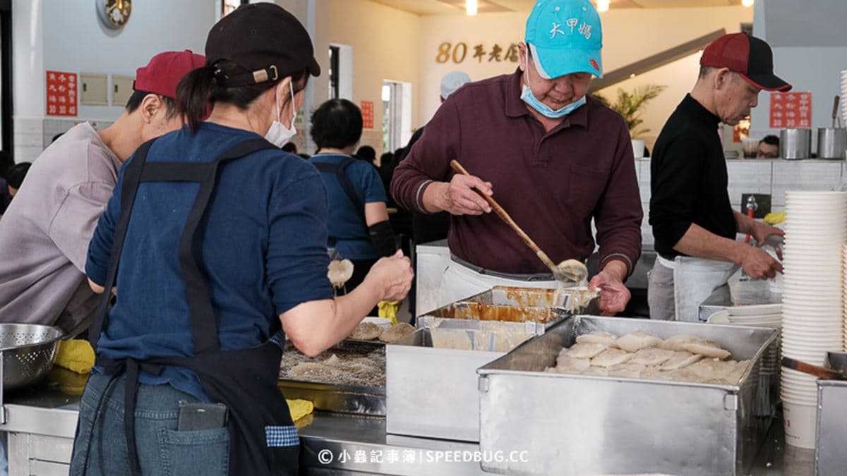 料理區就設在店門口兩側，一邊忙著煮湯、一邊不停地炸肉圓。（圖片來源：小蟲記事簿）