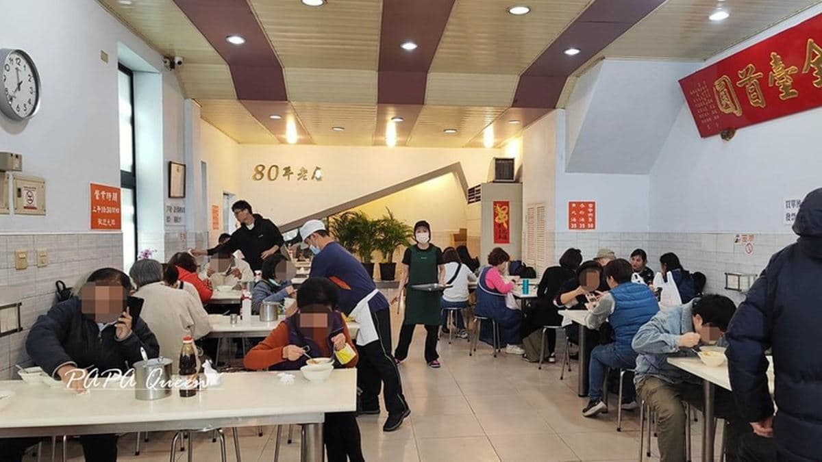 店家生意很好，店裡充滿用餐人潮。（圖片來源：PAPA女王vs.喵星人Ｎ）