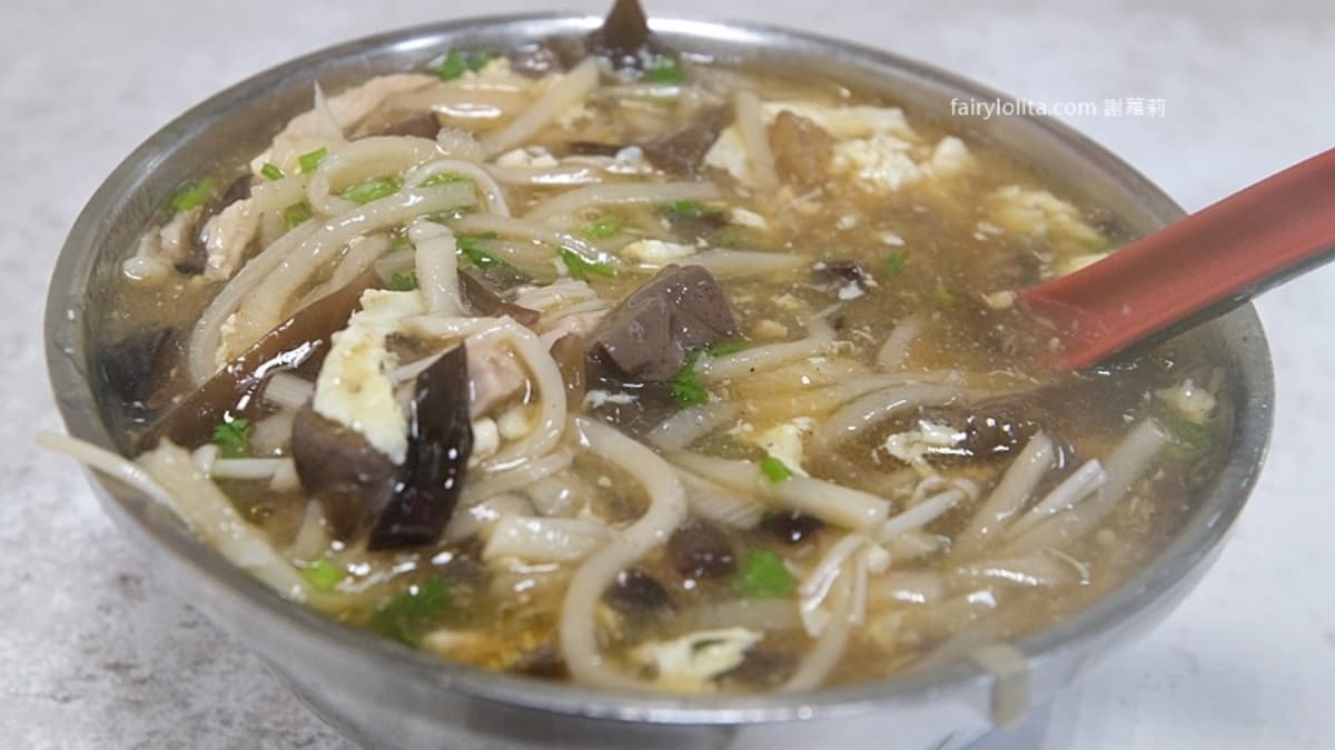 「酸辣湯」料多實在，酸辣適中，讓人回味無窮。（圖片來源：蹦啾♥謝蘿莉）