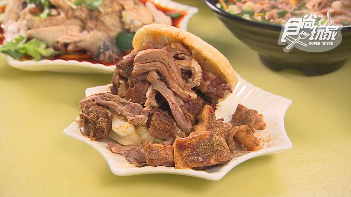 「牛肉肉夾饃（＋牛雜＋羊肉）」的牛雜口感很Q彈，羊肉的孜然香也很迷人。