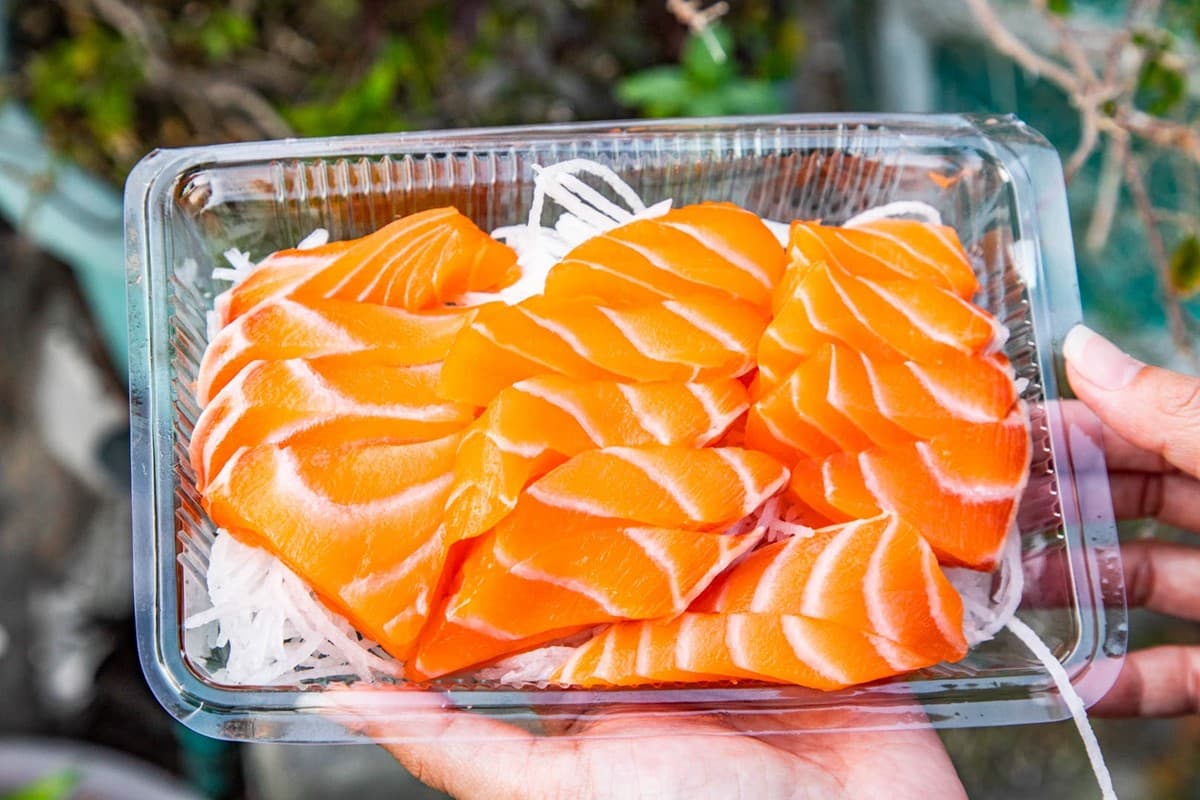 200元爽嗑整盒「厚切鮭魚」！中部人激推高CP值生魚片，還沒開門就排隊