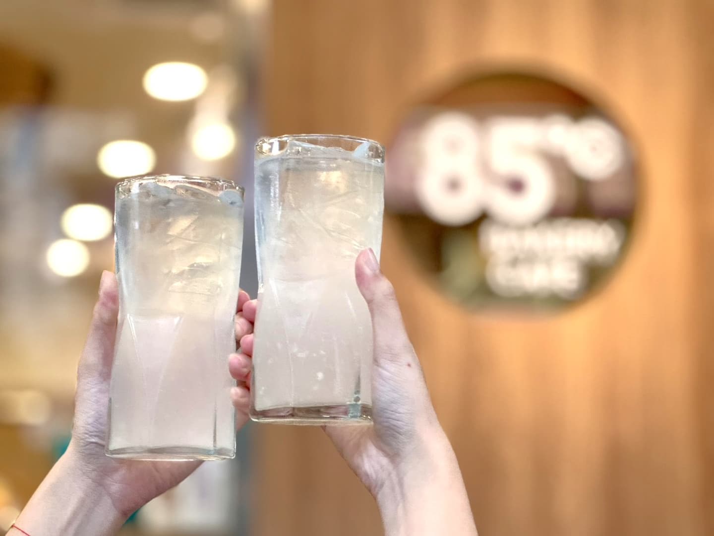 再睡５分鐘推「牛肉麵奶蓋」？2025愚人節飲品：萬波結冰水、85度C檸檬水整人