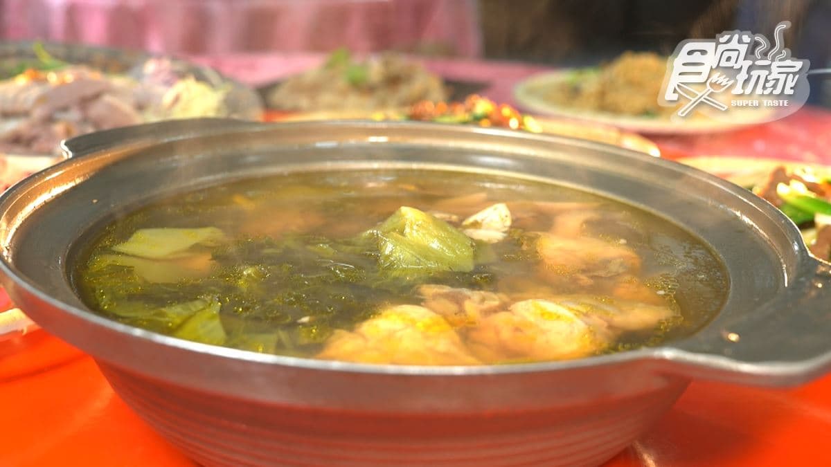 「鹹菜豬肚雞湯」的酸菜很脆口，水分也很多。