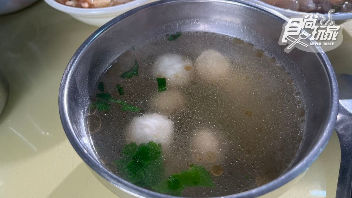 不少在地人都會點丸子湯搭配肉圓一起吃。