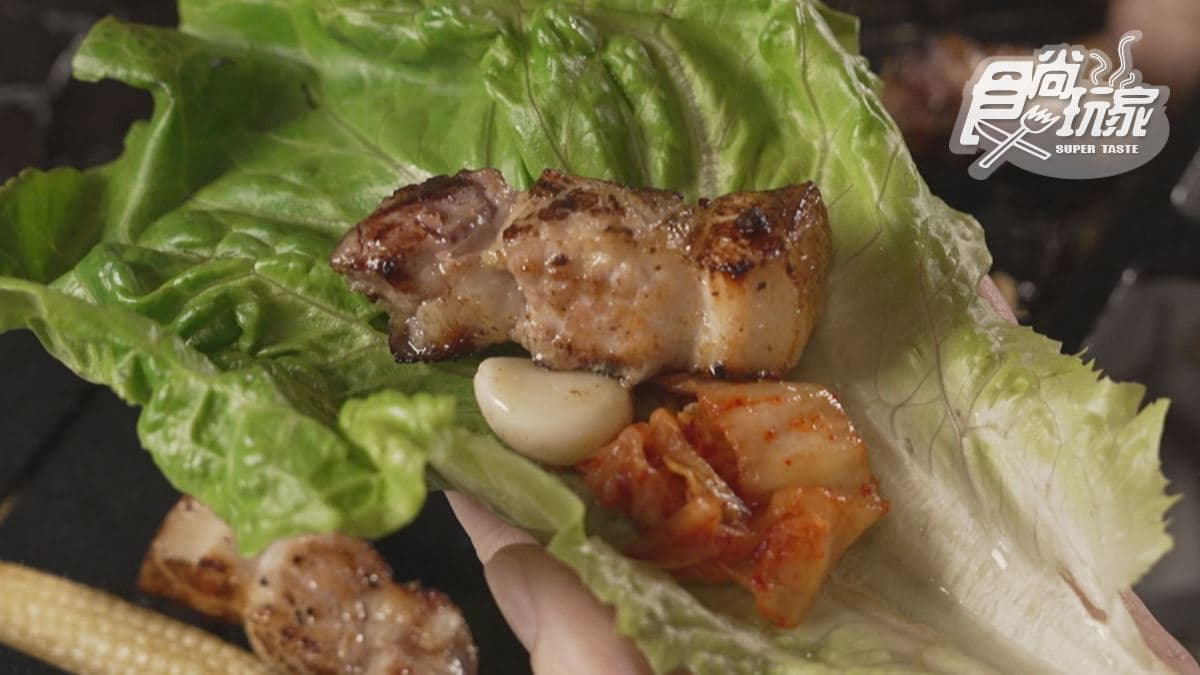 包生菜吃更清爽、過癮，是推薦的吃法之一。