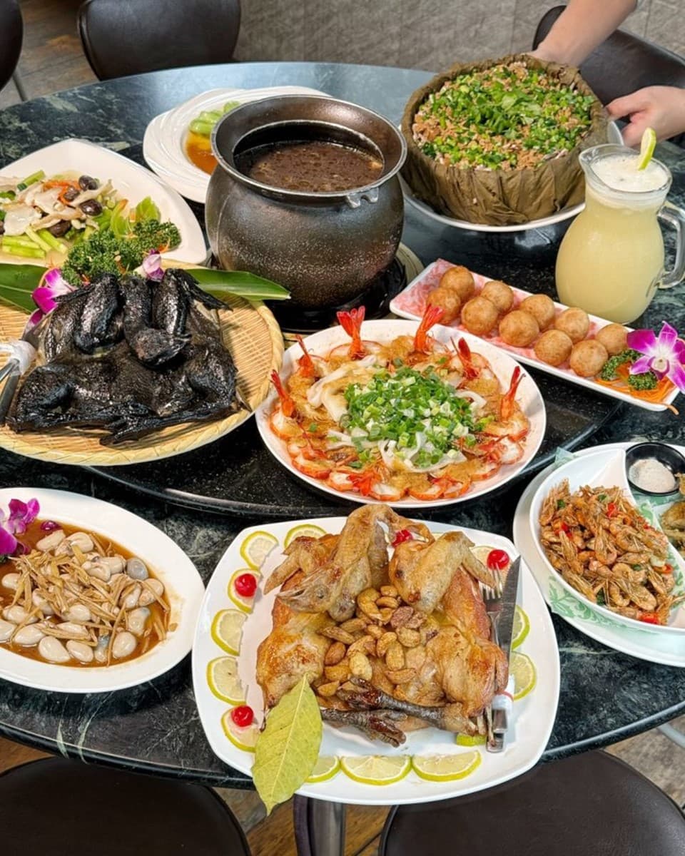 飄香高雄30年!IG爆紅「軌道送餐」土雞城,近30道雞肉料理任選、必點黃金烤雞 飄香高雄30年!IG爆紅「軌道送餐」土雞城,近30道雞肉料理任選、必點黃金烤雞