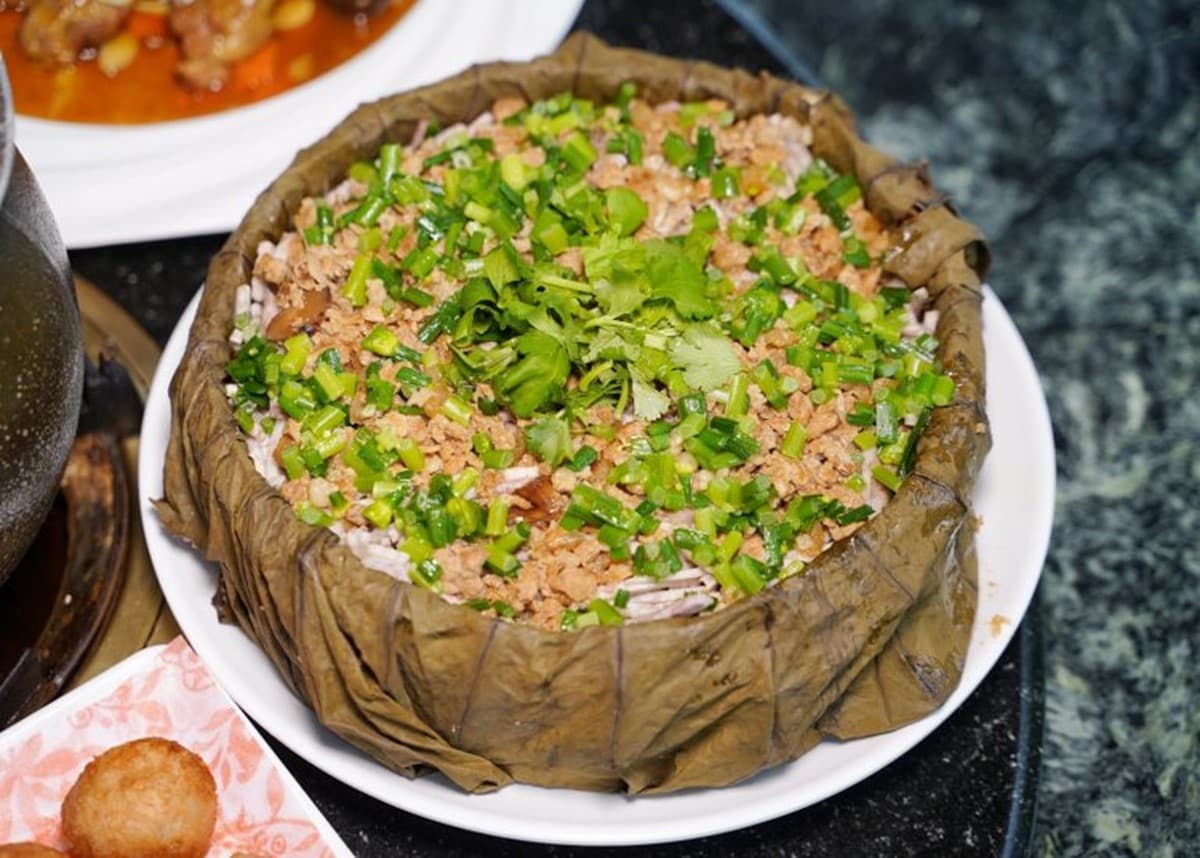 飄香高雄30年!IG爆紅「軌道送餐」土雞城,近30道雞肉料理任選、必點黃金烤雞 飄香高雄30年!IG爆紅「軌道送餐」土雞城,近30道雞肉料理任選、必點黃金烤雞