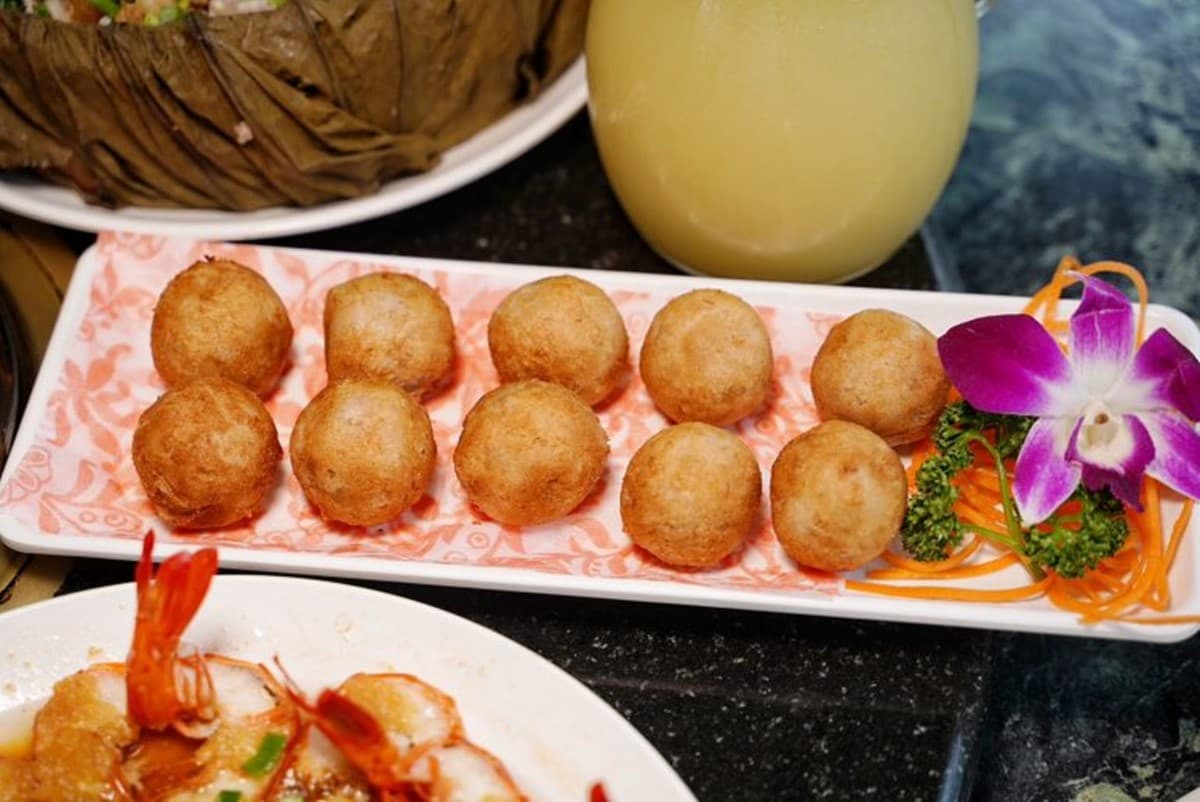 飄香高雄30年!IG爆紅「軌道送餐」土雞城,近30道雞肉料理任選、必點黃金烤雞 飄香高雄30年!IG爆紅「軌道送餐」土雞城,近30道雞肉料理任選、必點黃金烤雞