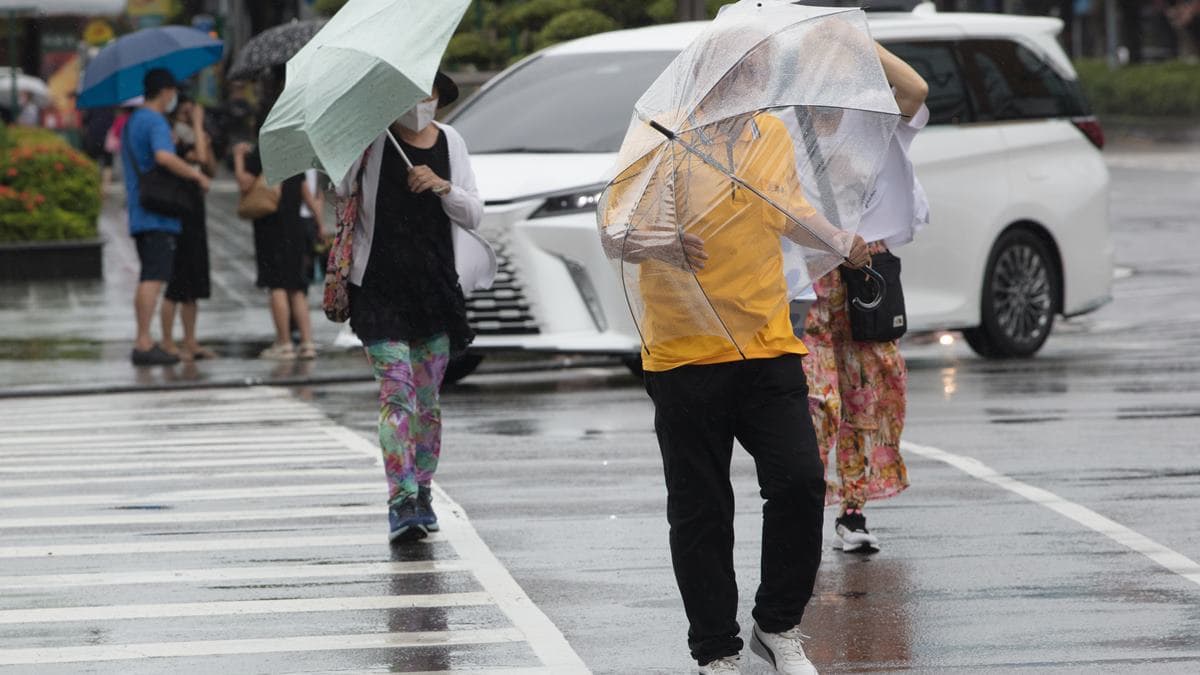 杜鵑颱風最新路徑走S型！將挑戰中颱、對台影響曝光，週日降雨範圍擴大