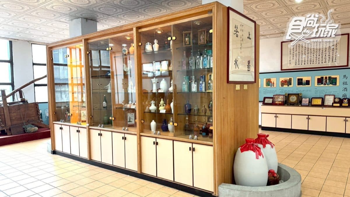 馬祖酒廠以當地甘美的泉水為基底，釀造出香醇馥郁的大麴酒、高粱酒和陳年老酒。