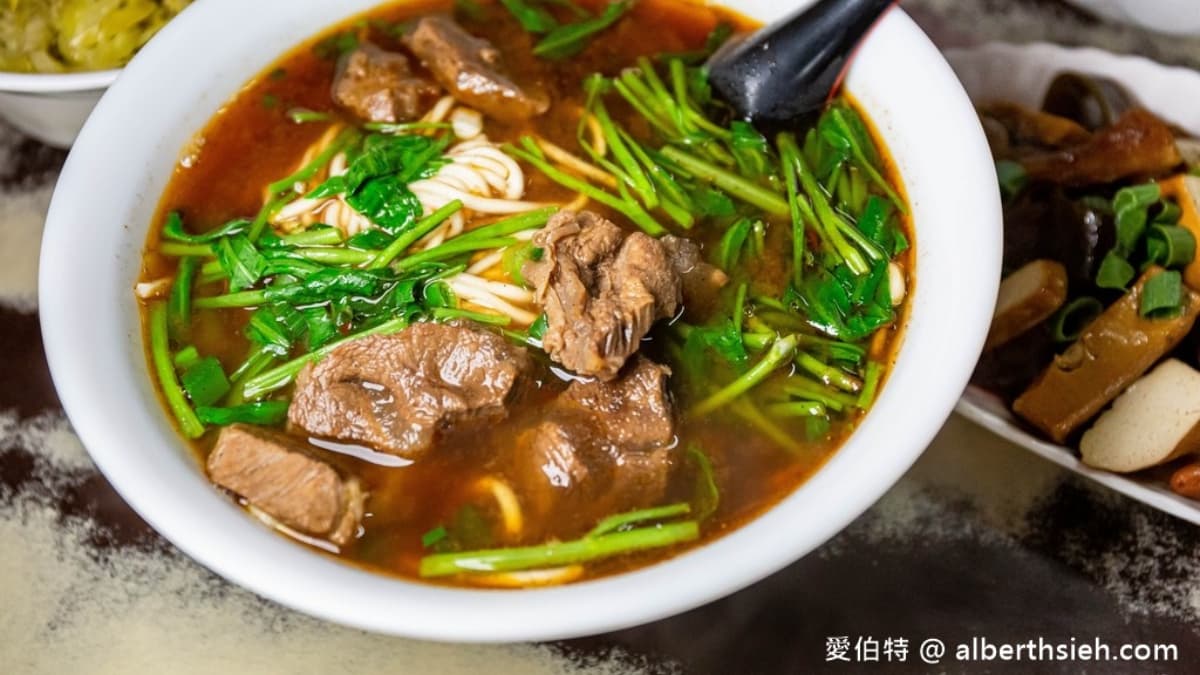 「牛肉麵」湯頭濃郁不死鹹，還帶胡椒辛香味。（圖片來源：愛伯特）