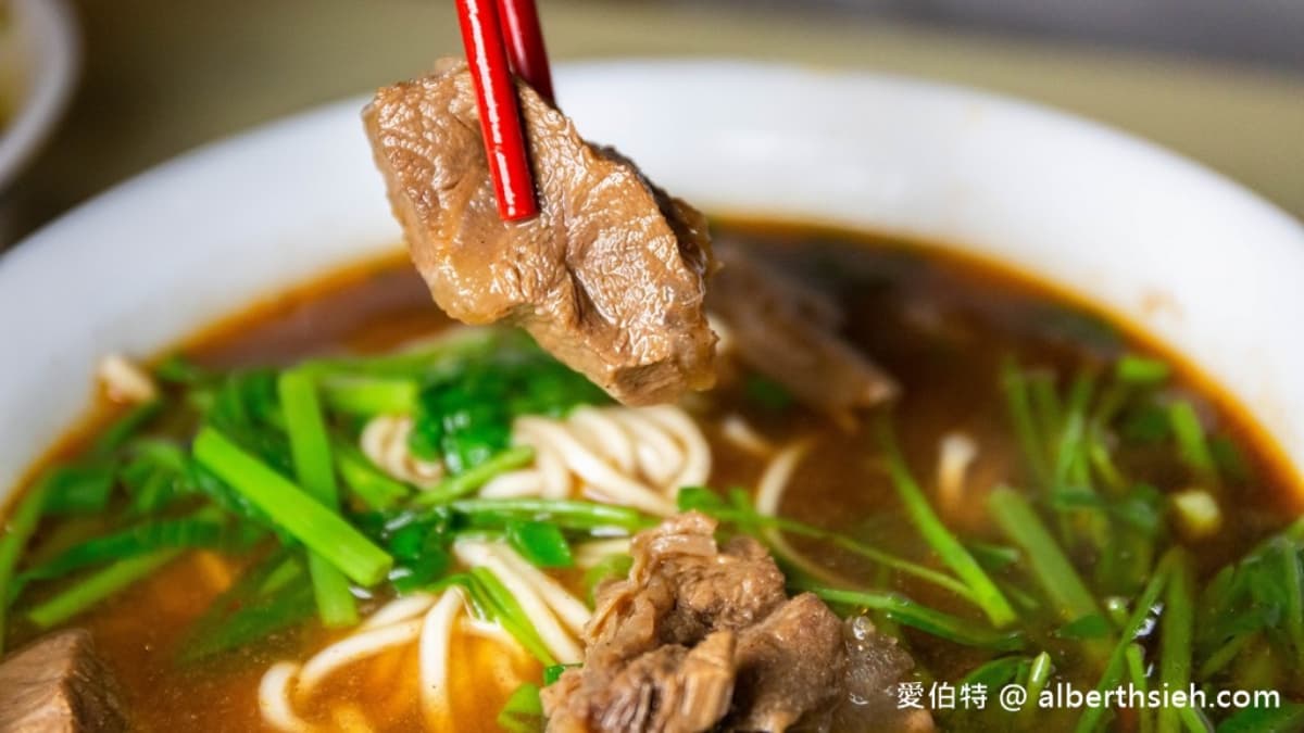 牛肉塊軟嫩入味也頗大塊，搭配Q彈麵條口感超滿足。（圖片來源：愛伯特）