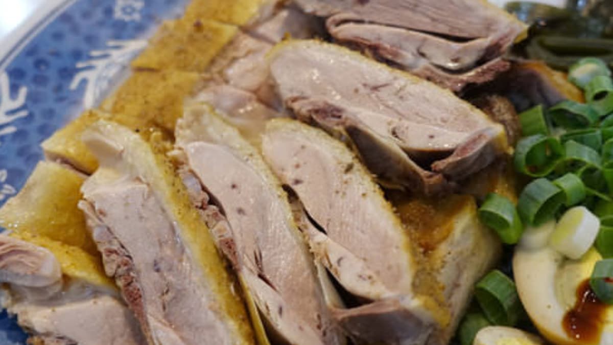 糖燻鴨肉不需沾醬就有淡淡的香氣。（圖片來源：瑋瑋＊美食萬歲）